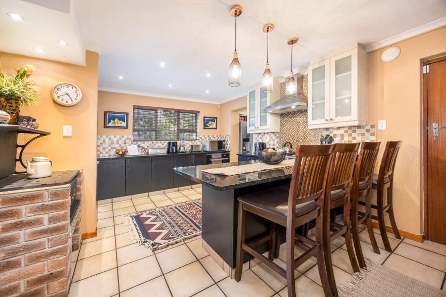 6 Bedroom Property for Sale in Brackenfell South Western Cape
